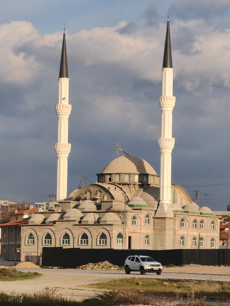 Fahr-i Alem Camii Külliyesi — minareler ve kubbeler; Allah hayrını tamamlayıp ibadeti kolaylaştırsın